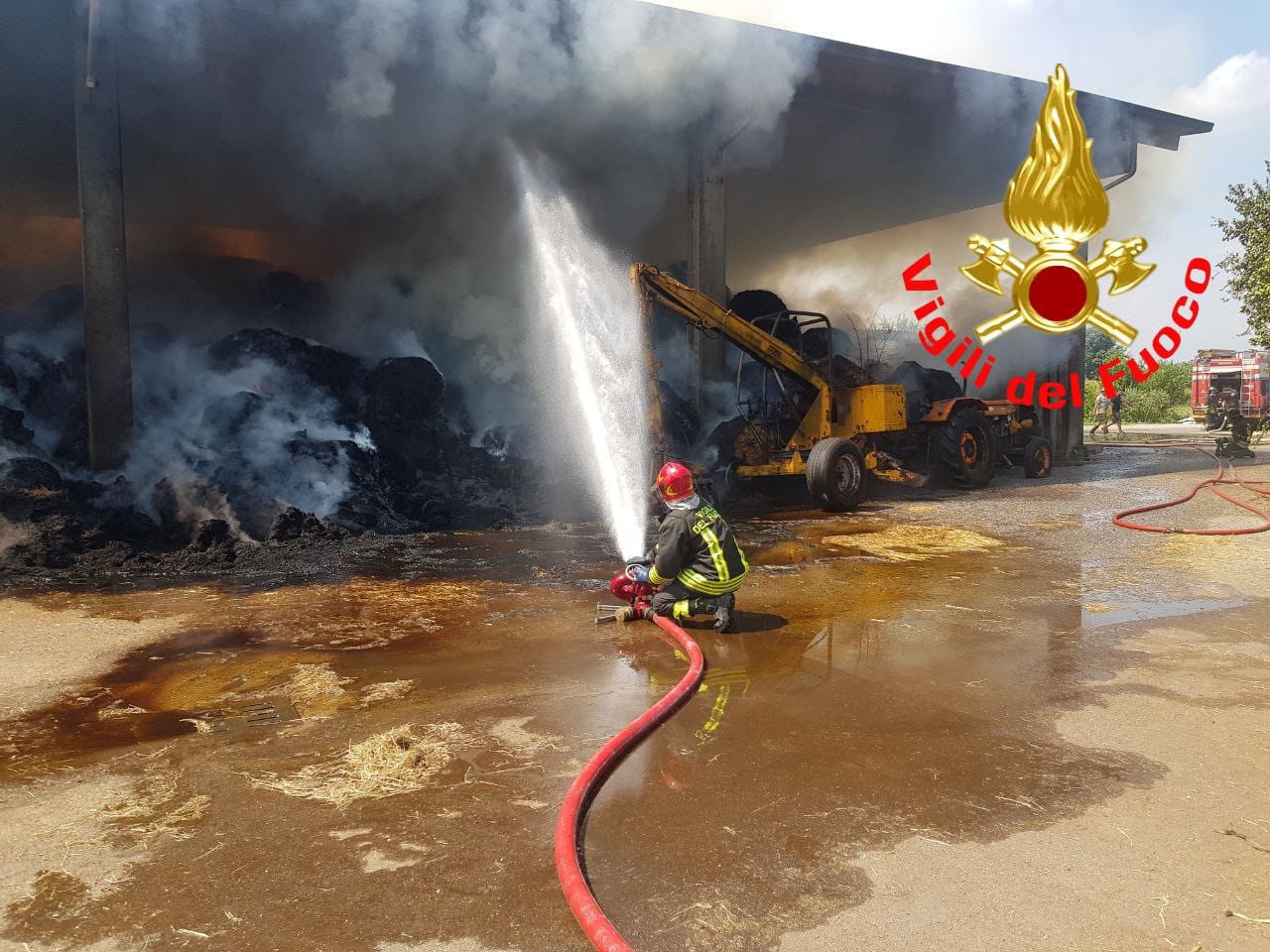 Rogo in cascina: intervengono i Vigili del fuoco