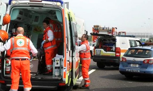 Operaio schiacciato da battipalo contro guardrail mentre lavorava sull’A4