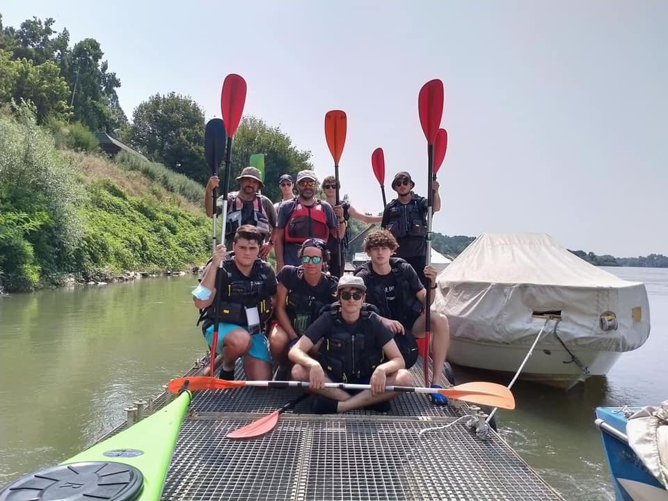 364 chilometri in kayak verso l’Adriatico: il viaggio di un professore insieme agli ex alunni