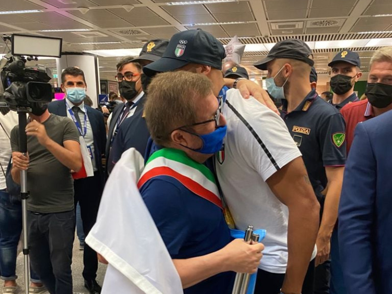 Rientro in Italia da eroe per Jacobs, a Roma anche il sindaco di Desenzano