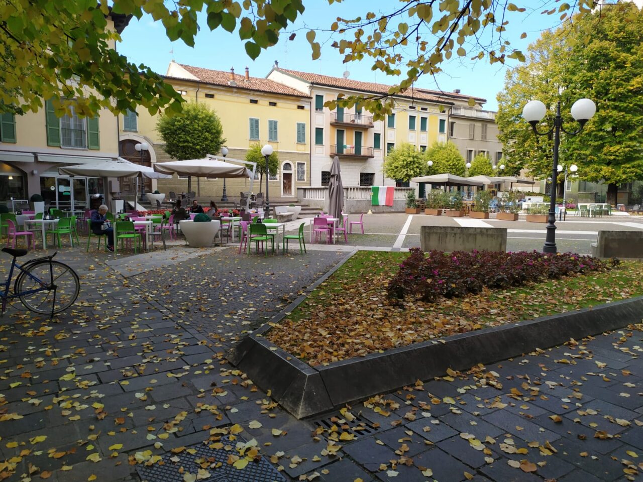Atti di vandalismo in piazza Italia: danneggiate le auto e distrutti gli arredi
