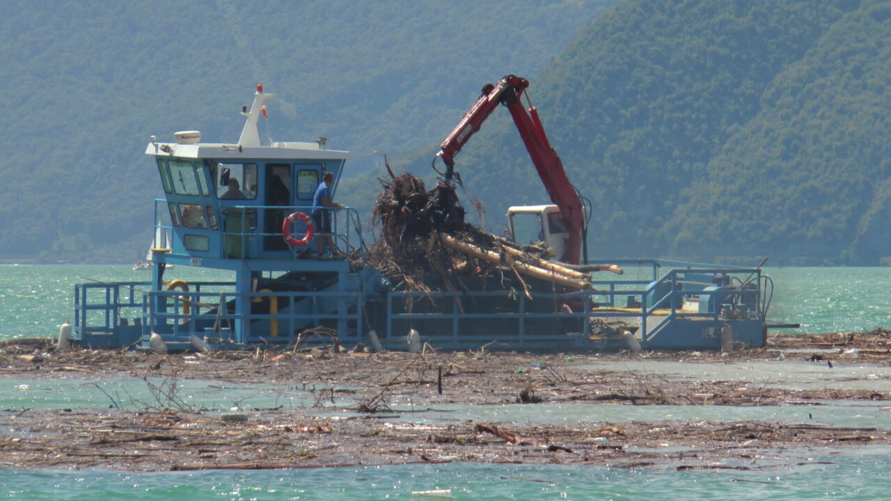 Alto Sebino,il battello spazzino al lavoro per recuperare legno e plastica