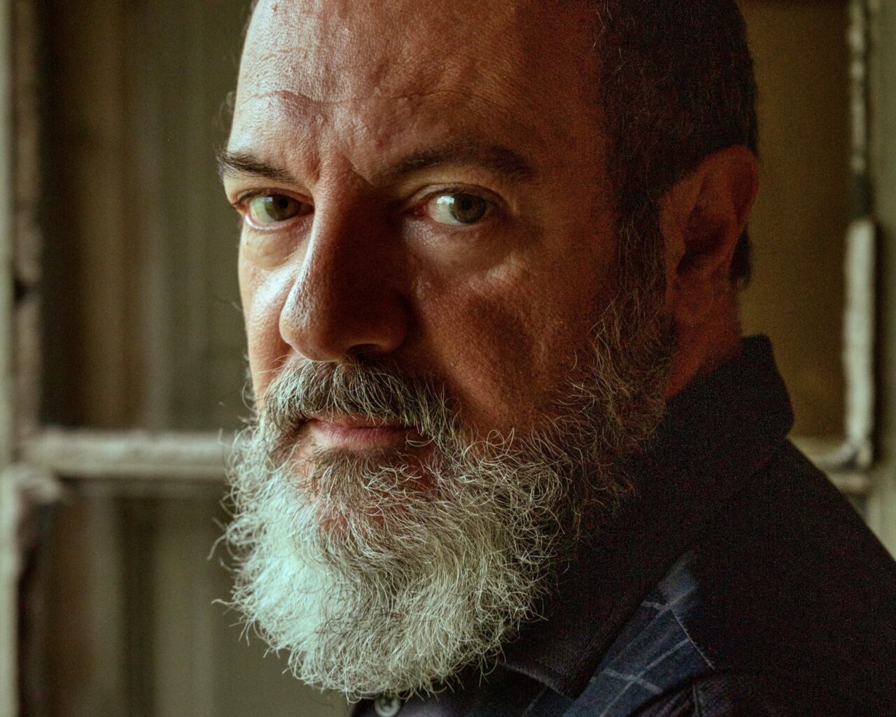 Carlo Lucarelli al lavoro nel Castello Bonoris