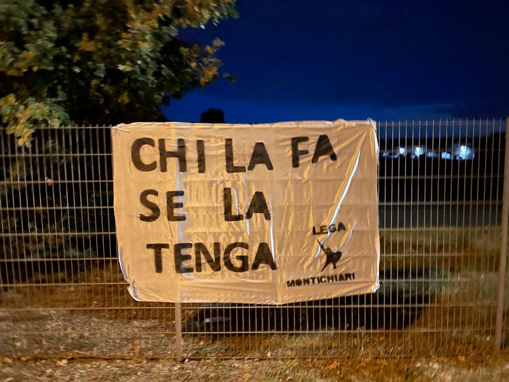 “Chi la fa se la tenga”: lo slogan della Lega locale contro il depuratore fa la sua comparsa su un paio di striscioni