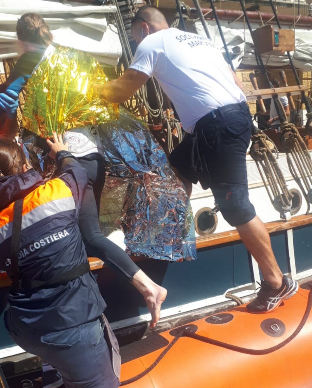 Guardia Costiera, salvato un windsurfista alla deriva a rischio ipotermia