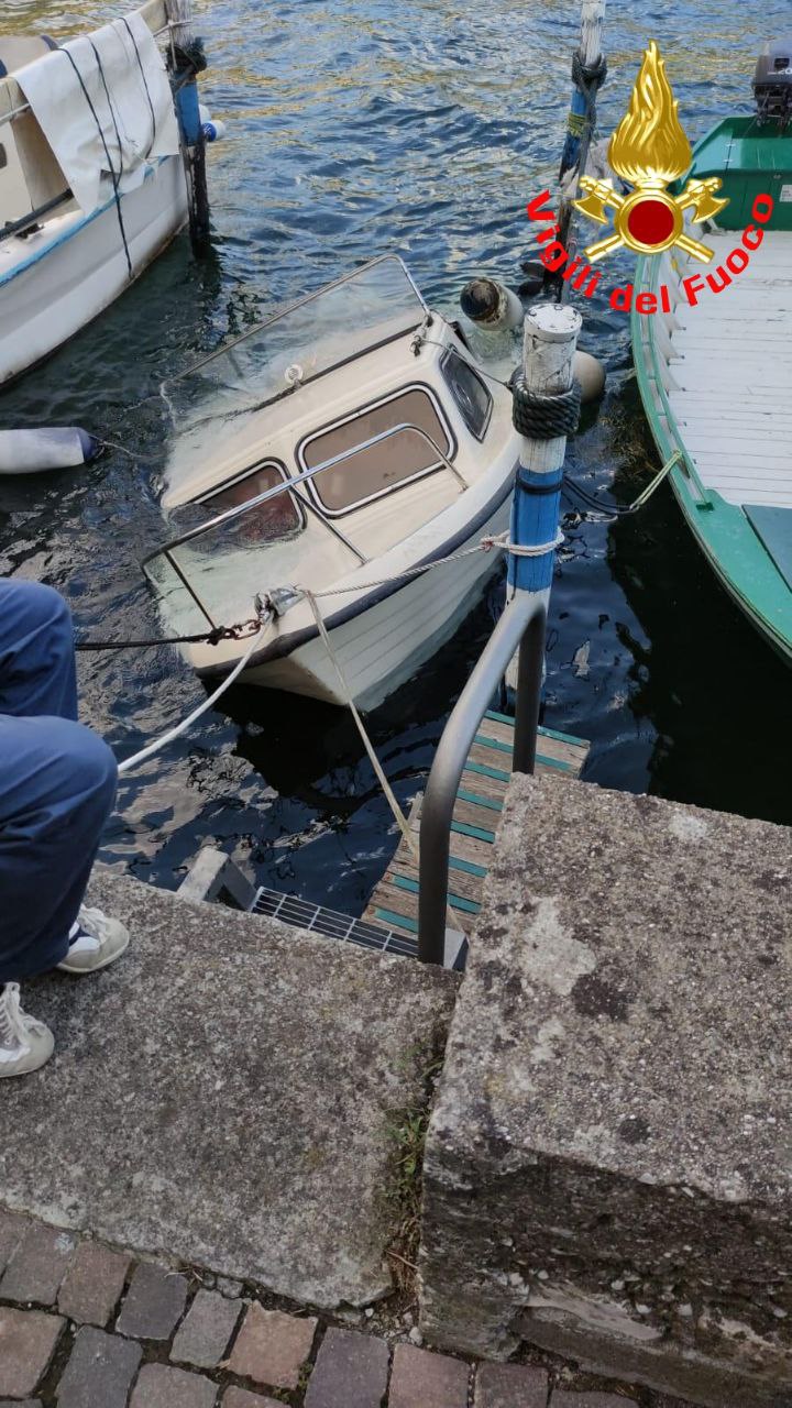 Barca semi affondata a Monte Isola, intervengono i Vigili del Fuoco