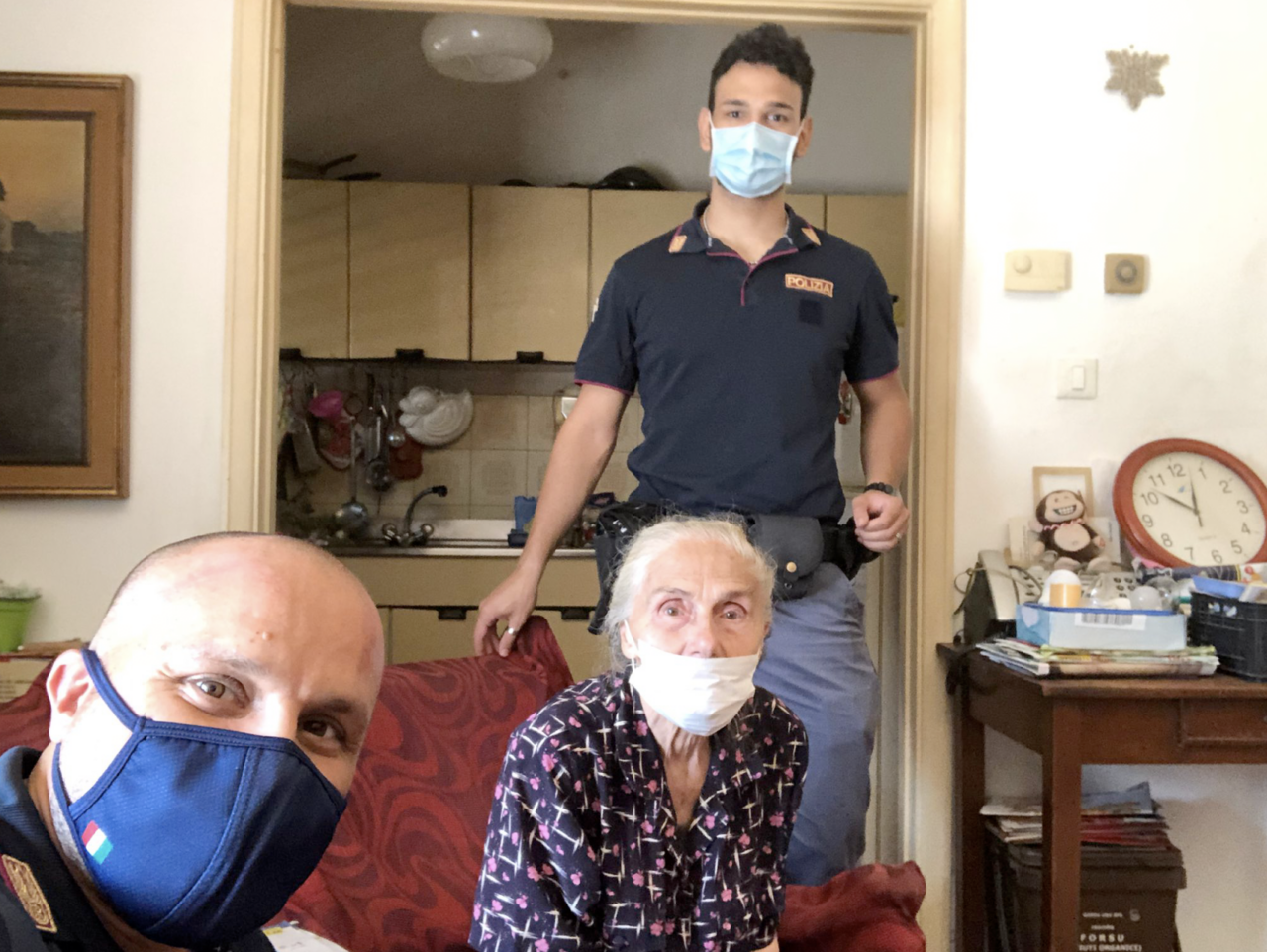 Anziana donna si smarrisce, gli agenti la riaccompagnano a casa