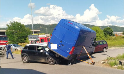 Scontro tra auto e furgone: paura a Cologne, ma nessun ferito grave