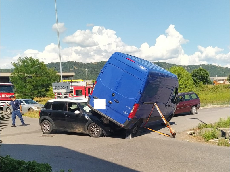 Scontro tra auto e furgone: paura a Cologne, ma nessun ferito grave