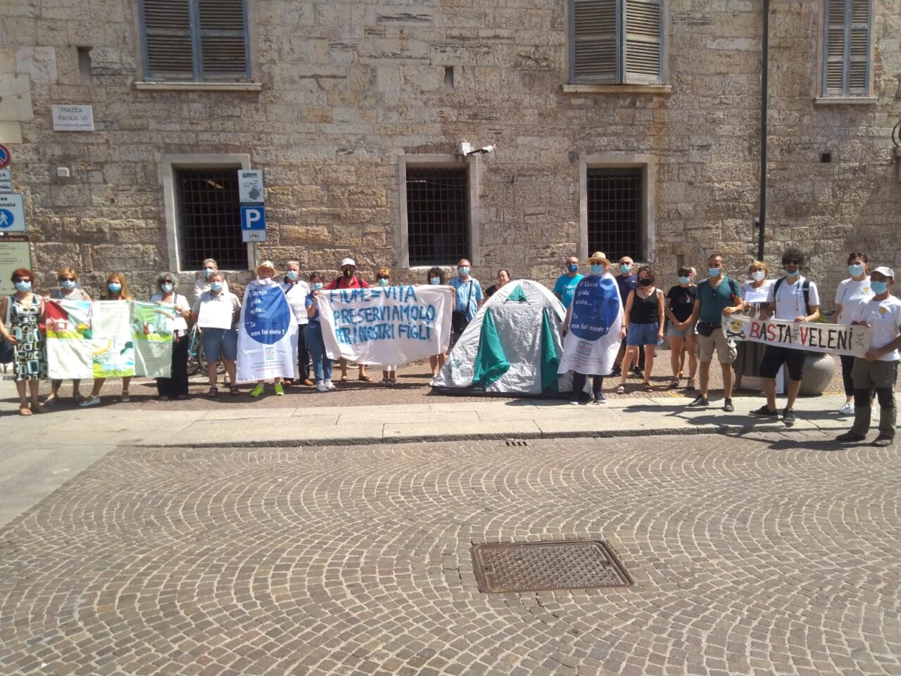 Depuratore del Garda: presidio a oltranza fuori dal Broletto per salvare il Chiese