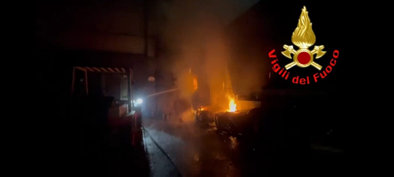 Incendio in un capannone: mezzi e struttura salvi grazie ai Vigili del fuoco