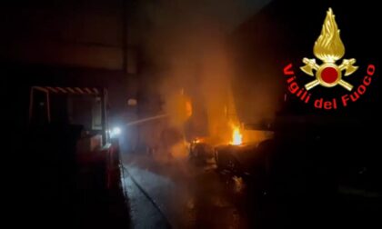 Incendio in un capannone: mezzi e struttura salvi grazie ai Vigili del fuoco