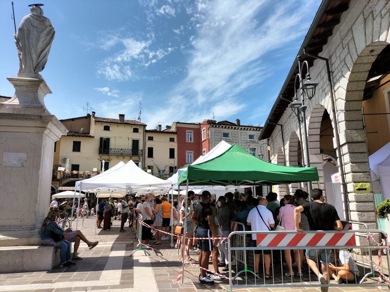 Decine di persone al vaccino day (senza prenotazione) di Desenzano