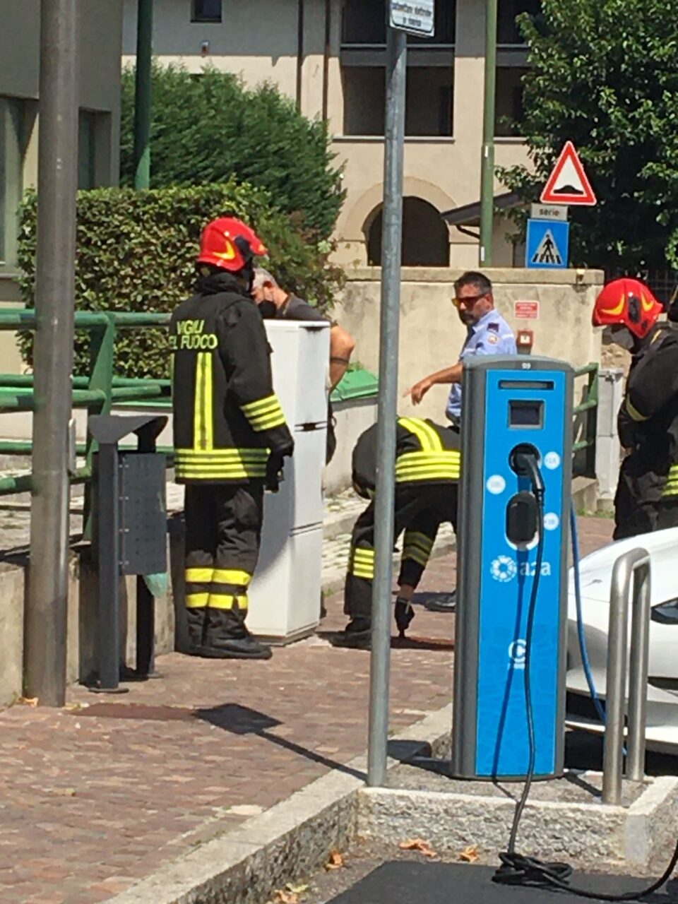 A fuoco la centralina della colonnina di ricarica delle auto elettriche