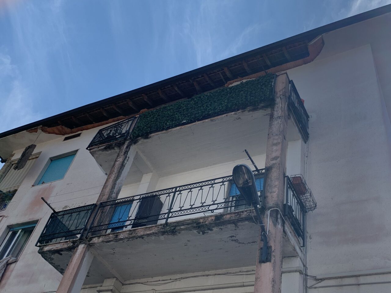 Crolla il cornicione di una palazzina, per fortuna nessuno si è ferito