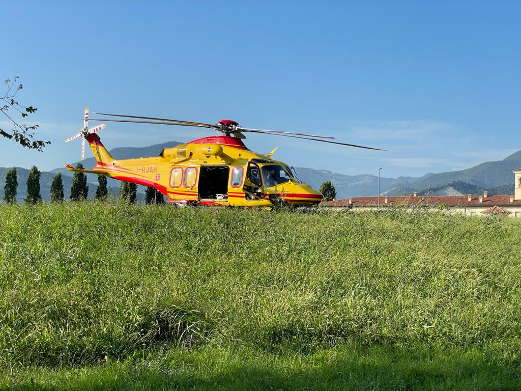 Precipita da sette metri mentre lavora: 56enne elitrasportato in ospedale