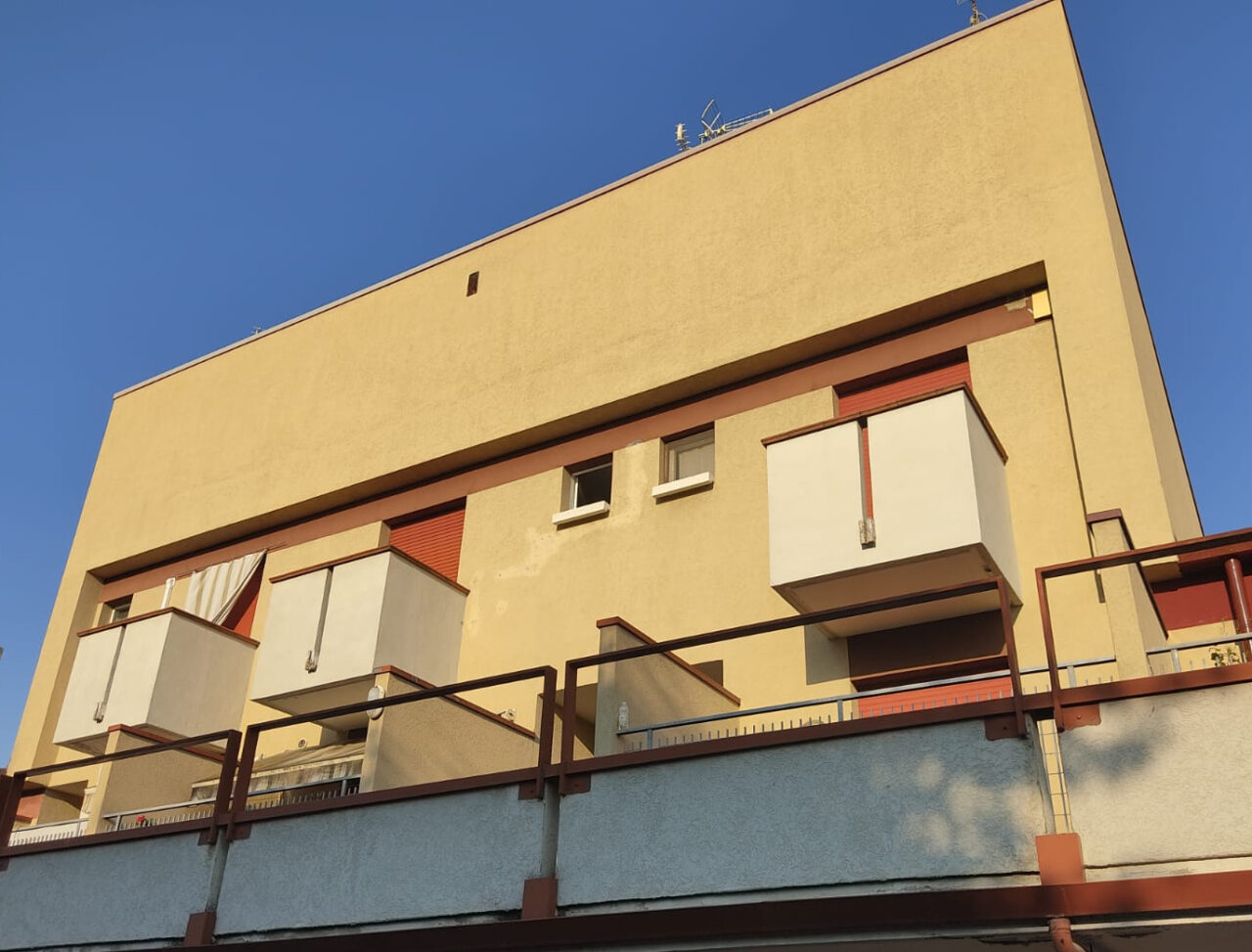 Strangola la moglie e poi si impicca: omicidio-suicidio a Cazzago