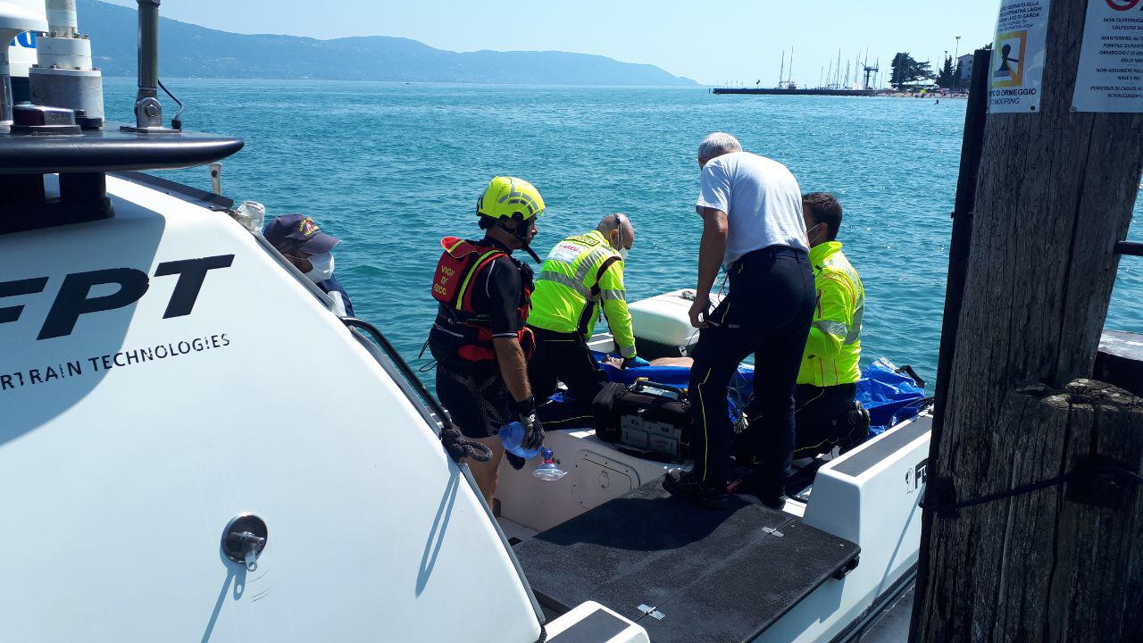 Ritrovato nelle acque del Garda il corpo senza vita di un windsurfista di Salò