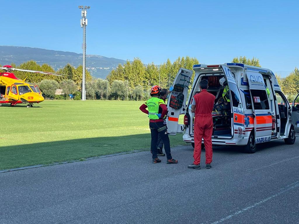 Incidente tra motocicletta e bici, trauma cranico e elisoccorso