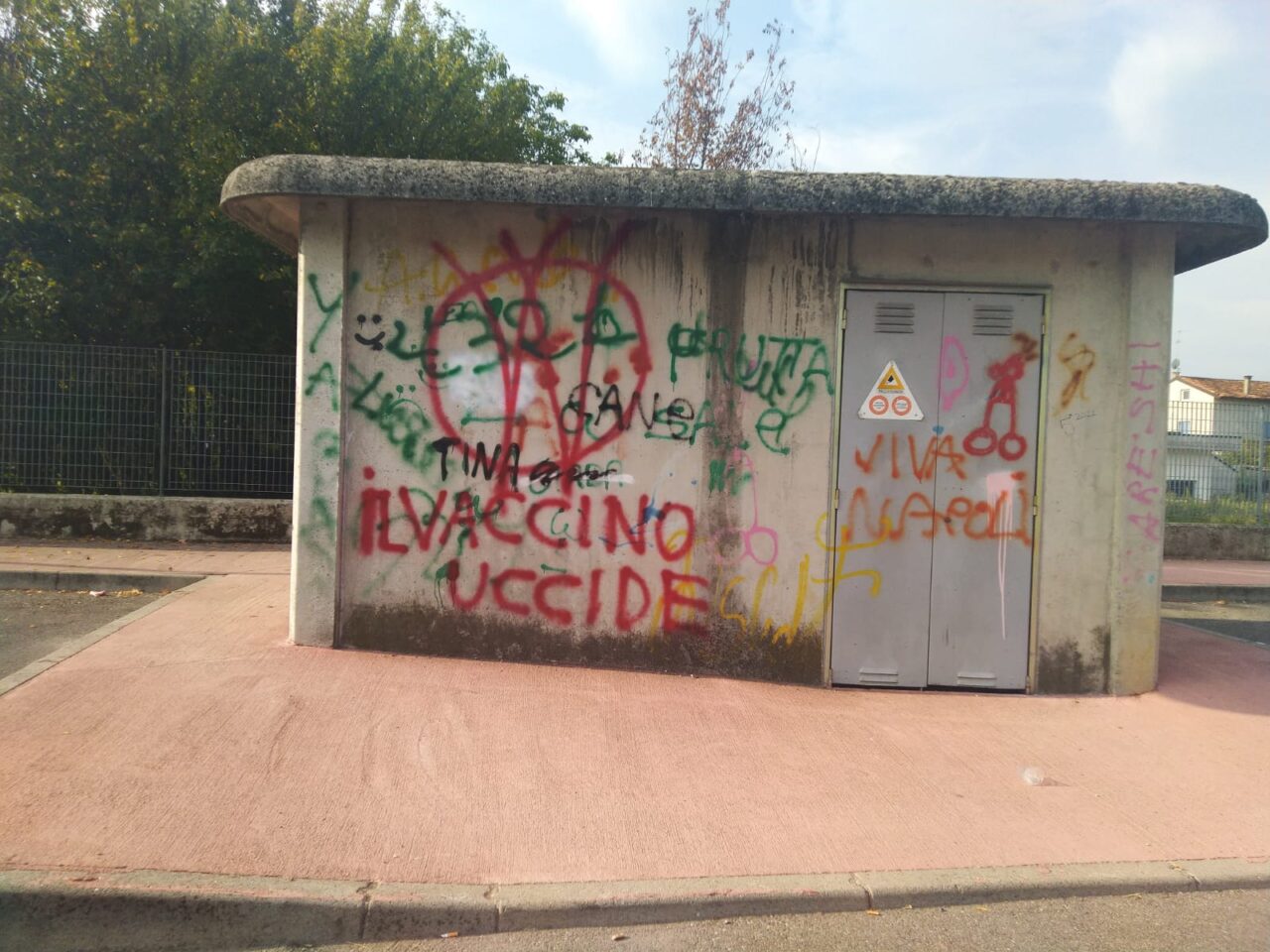 Blitz dei No Vax all’hub vaccinale di Leno