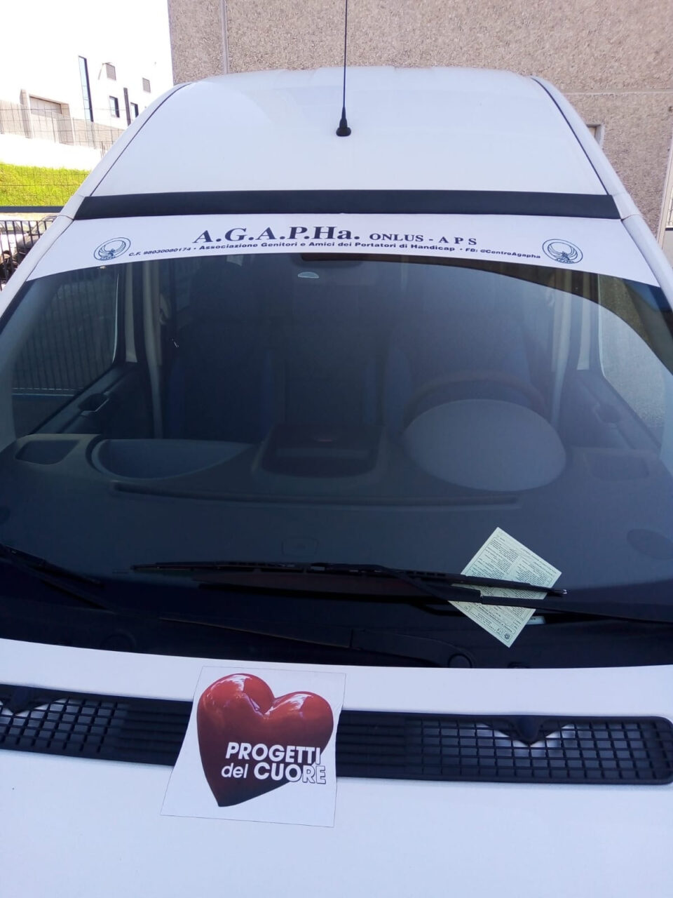 Parcheggia sul posto dei disabili: multato il mezzo usato per il trasporto… disabili