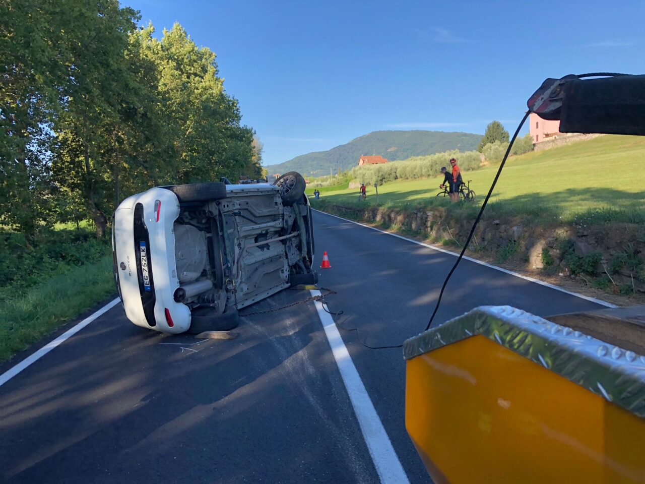Sirene a Iseo: auto ribaltata in via per Rovato