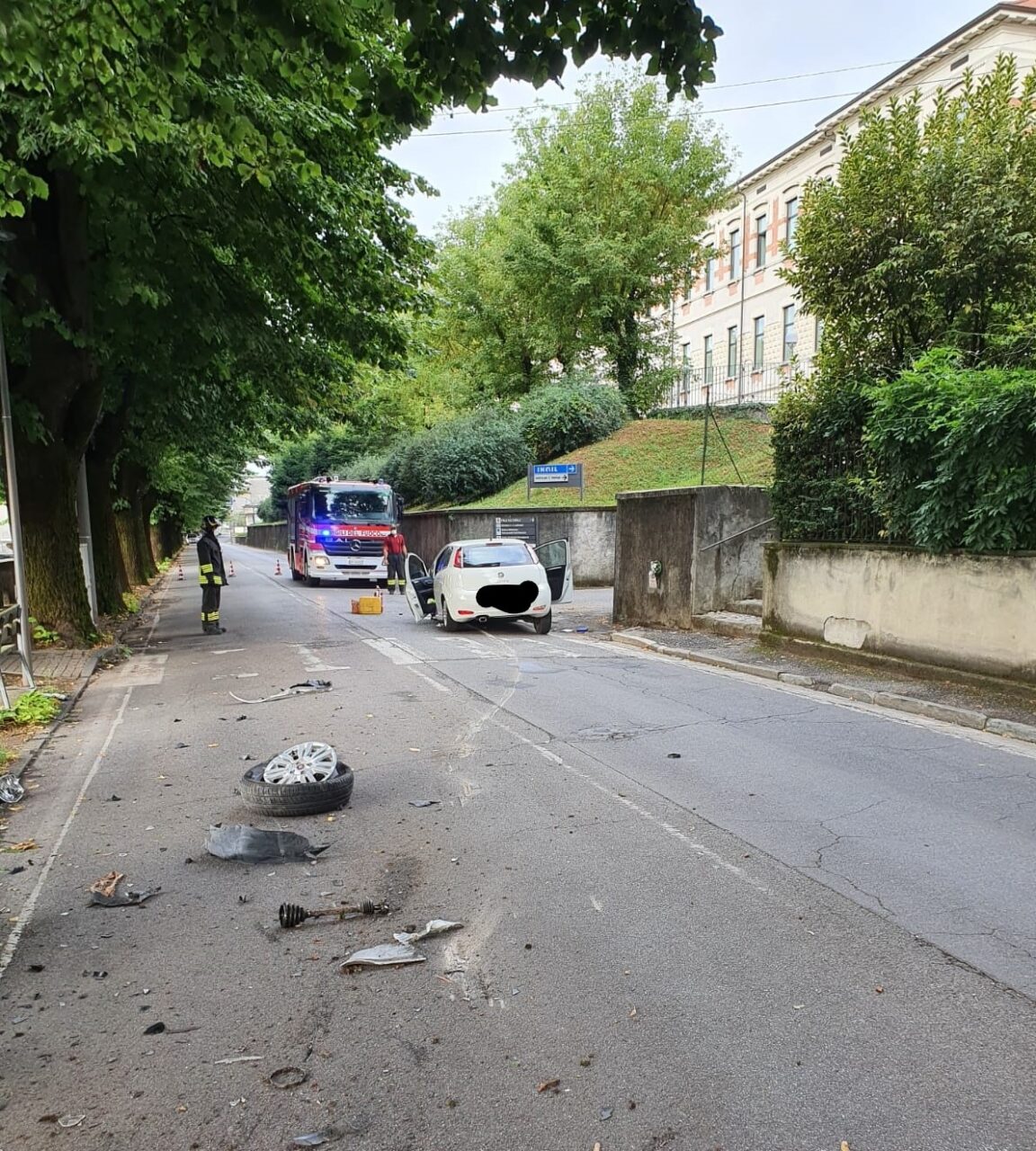 Perde il controllo dell’auto e finisce contro un albero