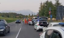 Non rispetta lo stop e travolge una moto: grave una 58enne