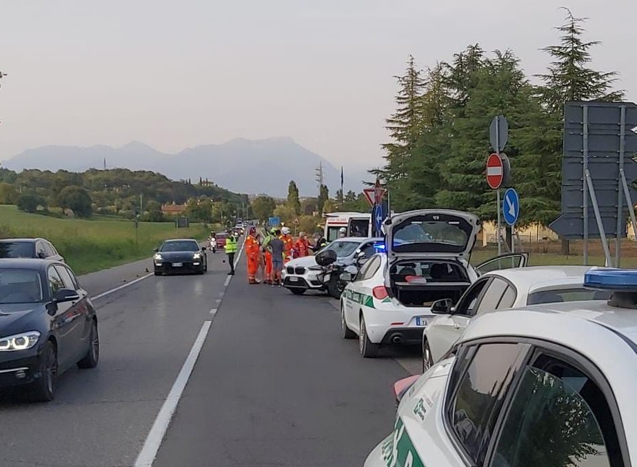 Non rispetta lo stop e travolge una moto: grave una 58enne