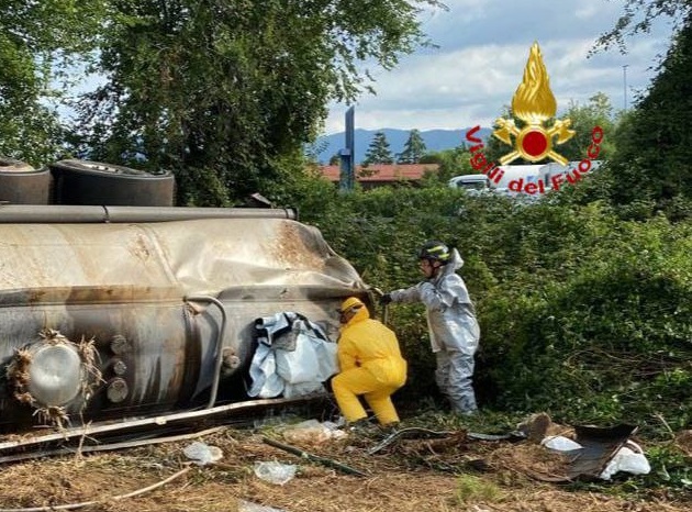 Tir con la cisterna piena di candeggina si ribalta in autostrada