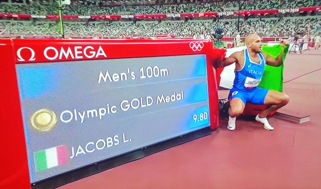 Jacobs da sogno: è medaglia d’oro nei 100 metri piani con 9″80