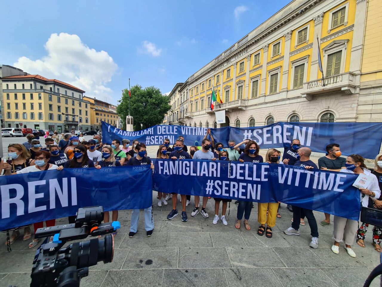I familiari delle vittime del Covid in piazza: «La commissione d’inchiesta è una farsa»