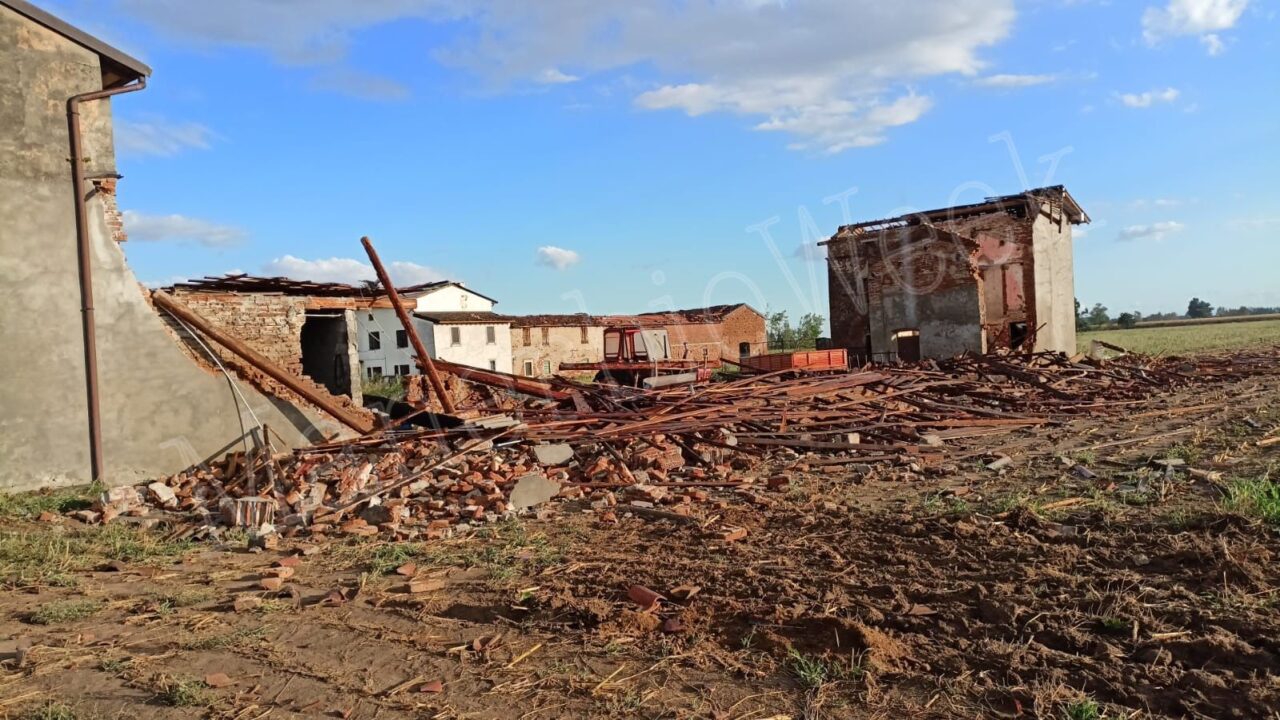 Tromba d’aria nella Bassa, distrutta una cascina a Pontevico