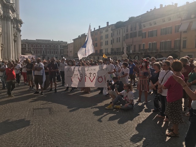 In piazza Paolo VI per difendere il Chiese