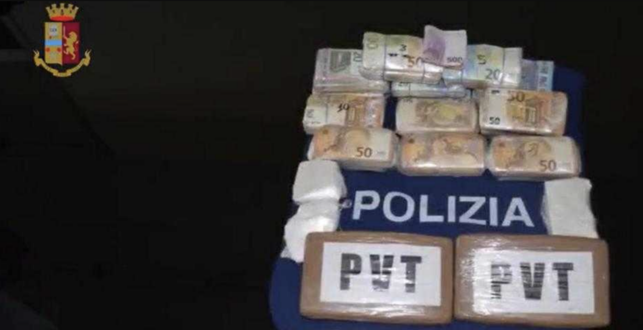 Soldi e droga nel doppiofondo dei sedili, arrestato 25enne