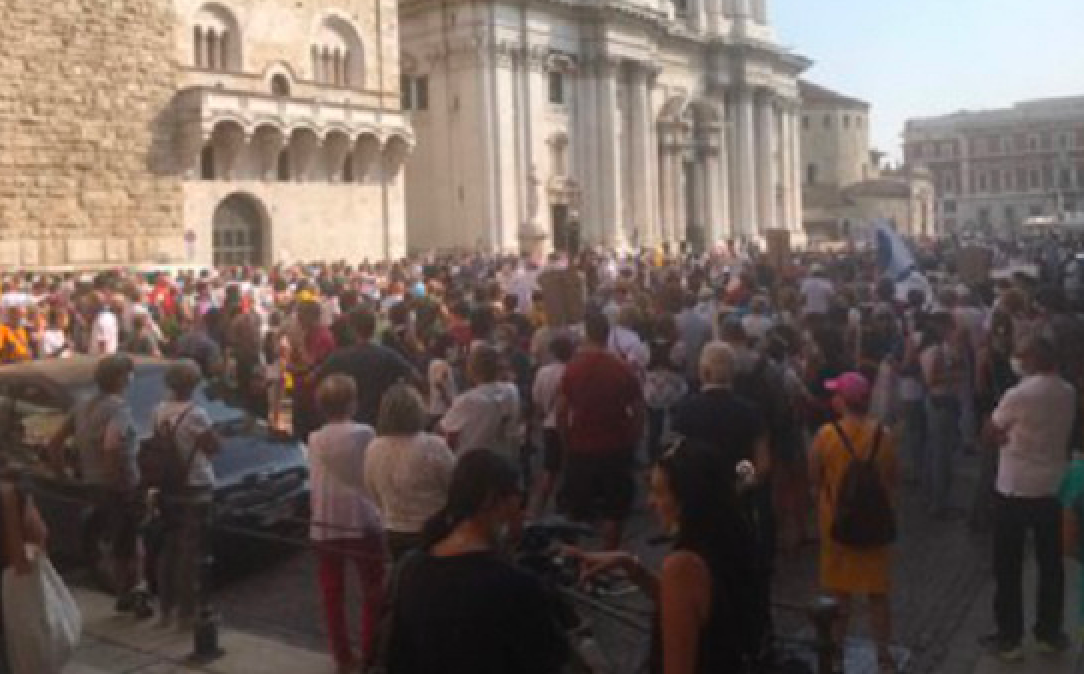 Il fiume Chiese “esonda” e riempie piazza Duomo