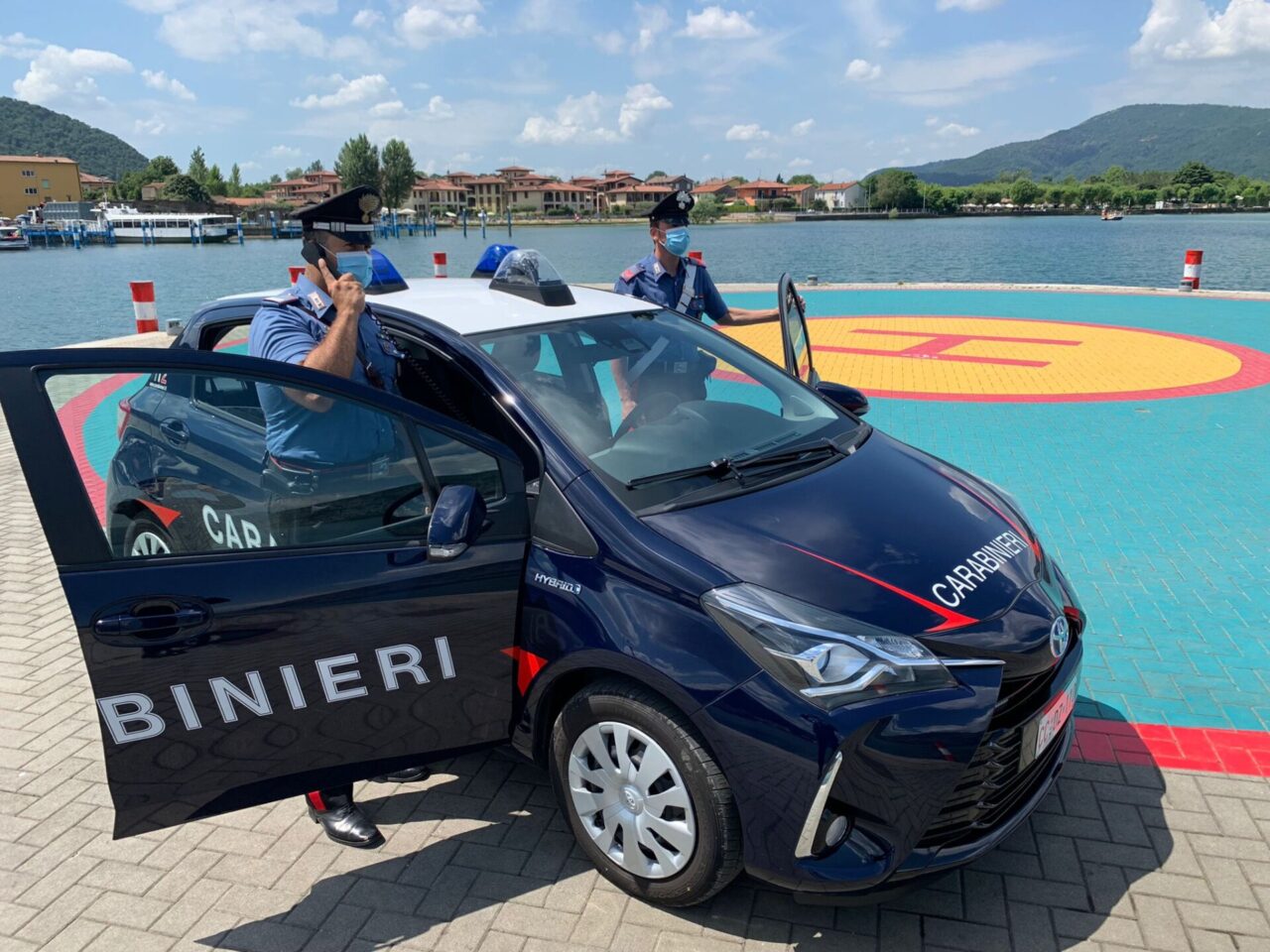 Litigano al bar e volano pugni e calci anche ai carabinieri: arrestati in due