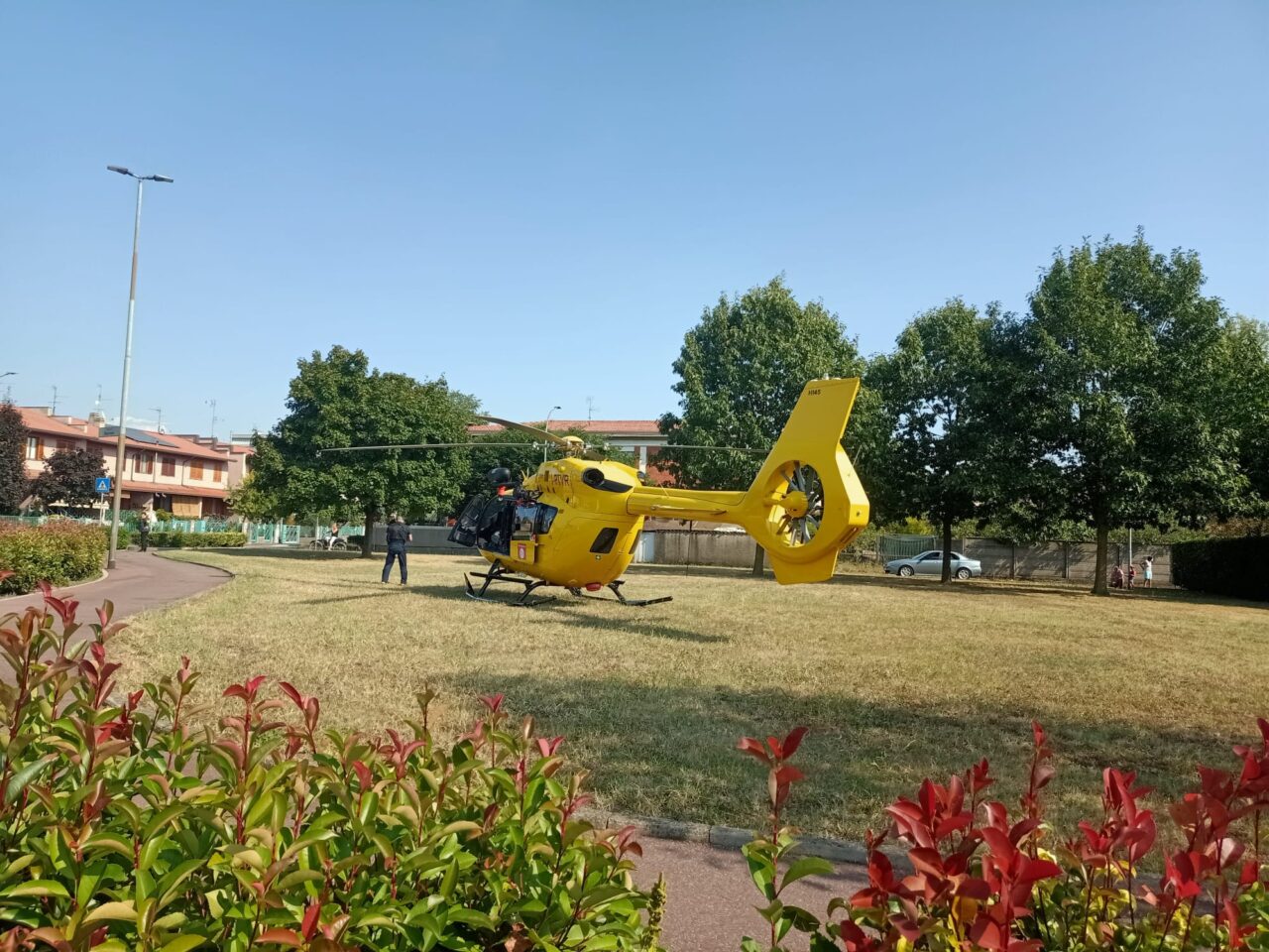 Esce di strada e si schianta contro il muretto