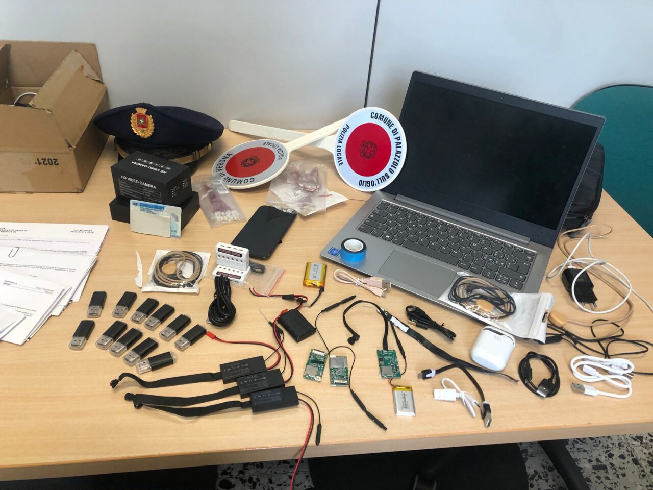 Esami della patente con microfono: nei guai il titolare di una società di Palazzolo