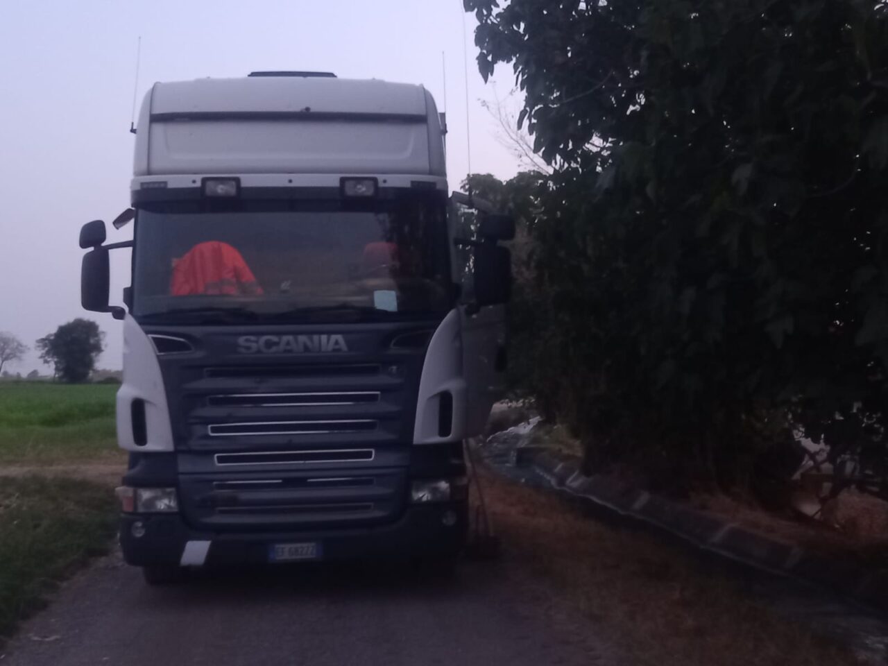 Stava raccogliendo dei fichi, fatale la caduta nella roggia