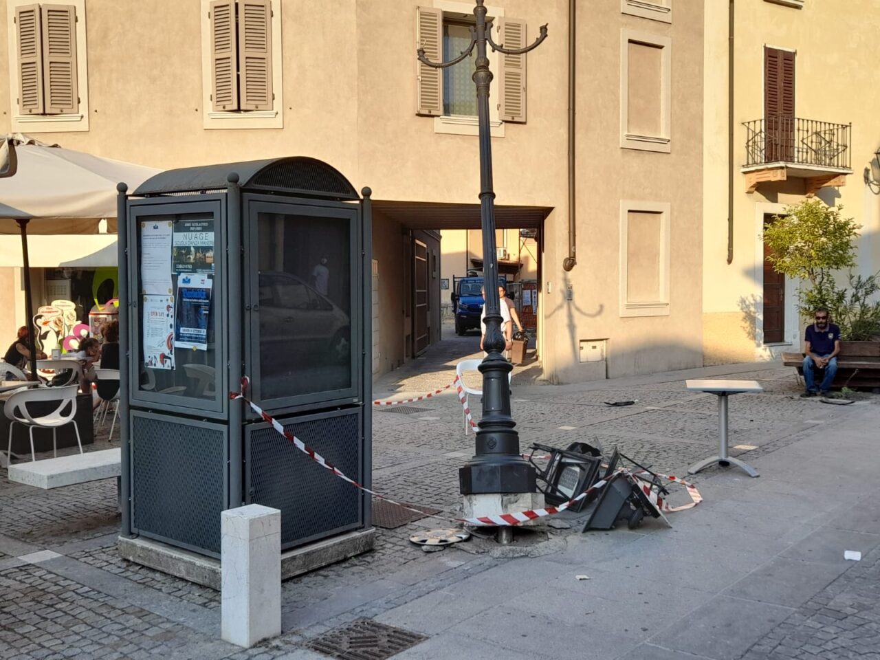 Perde il controllo del mezzo e si schianta contro un lampione