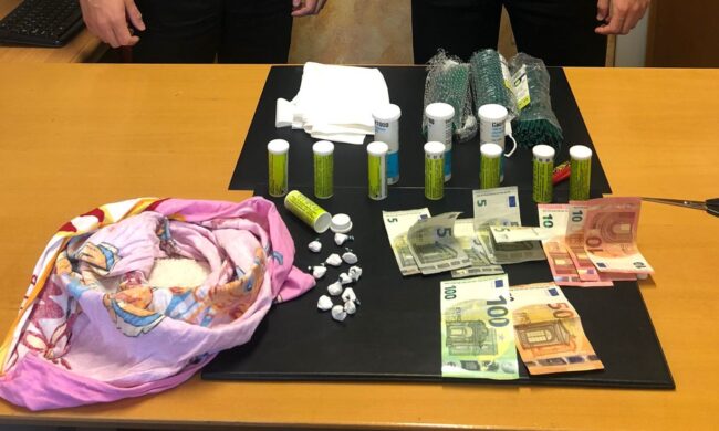 Tenta di disfarsi del tubetto delle medicine: all’interno aveva occultato della cocaina