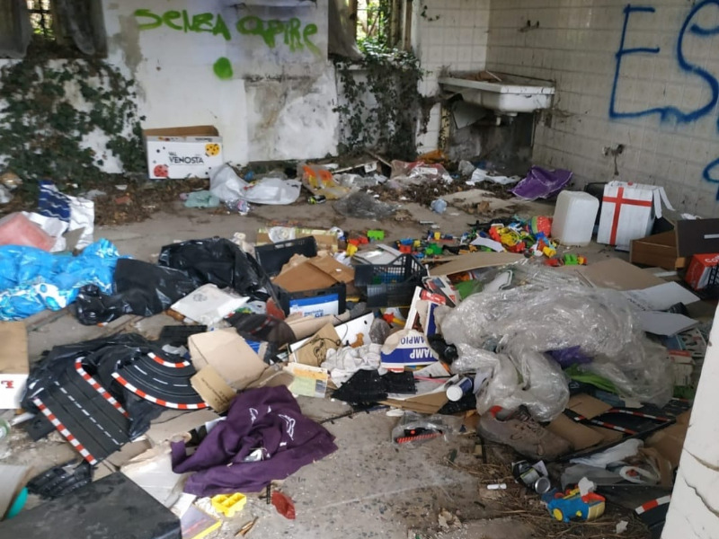 Degrado, rifiuti e siringhe in cascina: sanzionato il proprietario