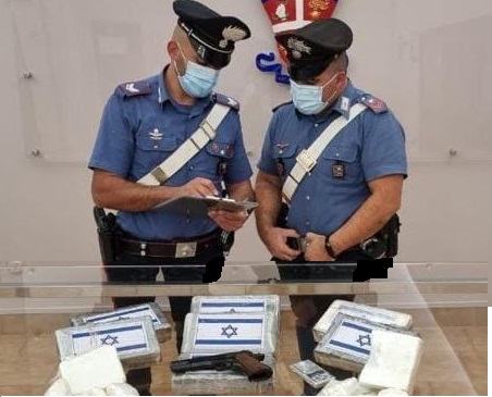 Cocaina nel marsupio e a casa: arrestato albanese