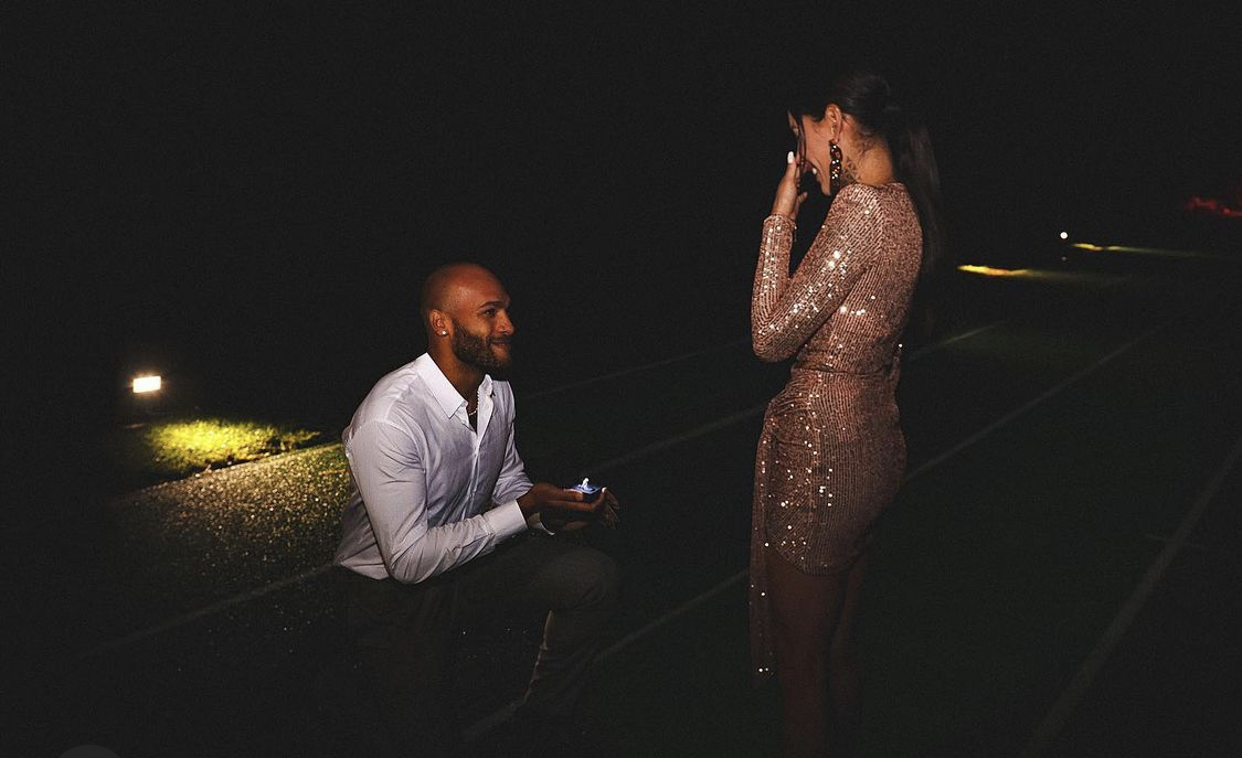 Marcell Jacobs chiede la mano alla fidanzata a Manerba del Garda