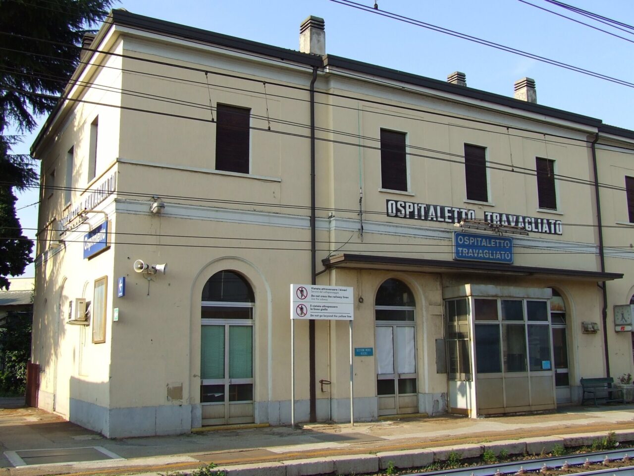 Si getta sui binari: morto 49enne investito da un treno merci