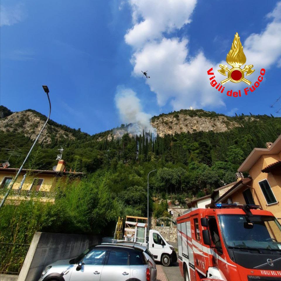 Incendio a Provaglio d’Iseo, Vigili del fuoco al lavoro per ore