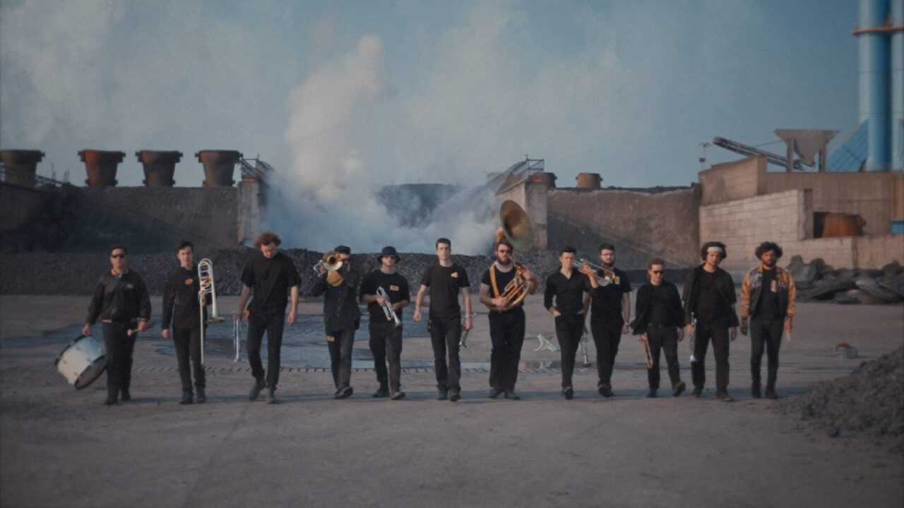 L’ultimo video della Rusty Brass Band tra fuoco e acciaio