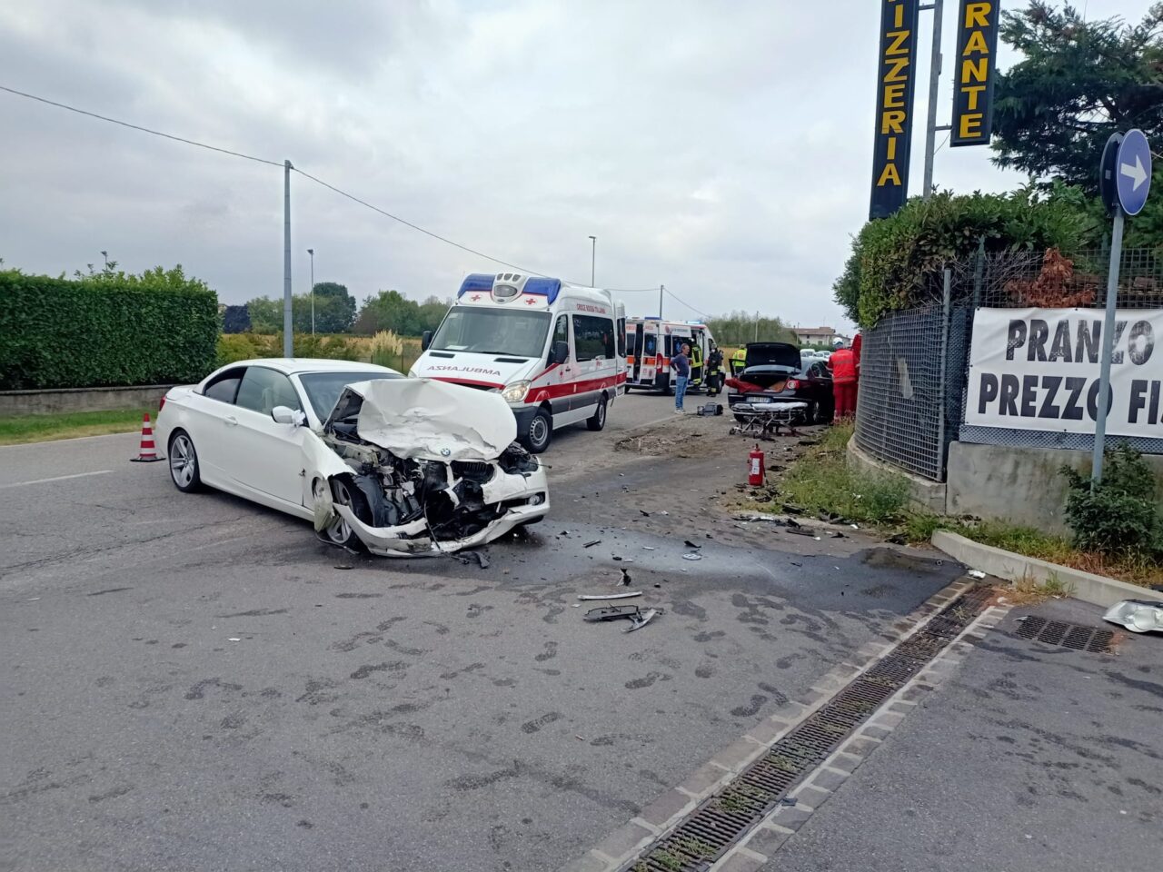 Violento impatto tra auto sul confine tra la provincia di Brescia e Bergamo