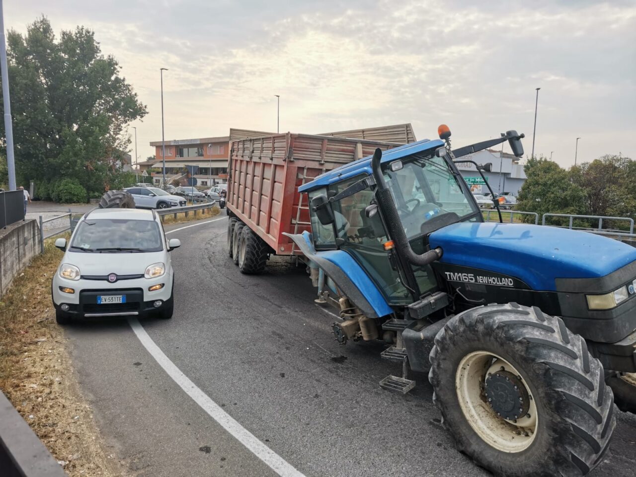 Trattore perde una ruota, traffico bloccato sulla Quinzanese